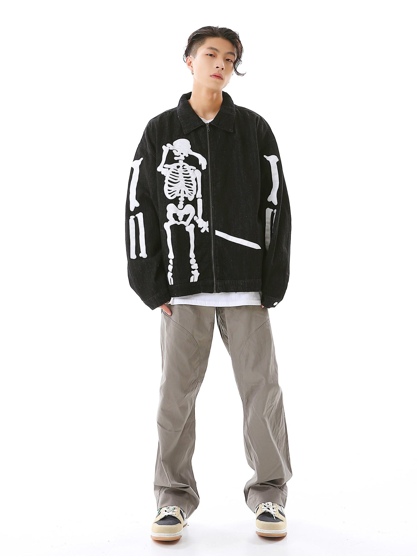 Jeansjacke mit weinendem Skelett