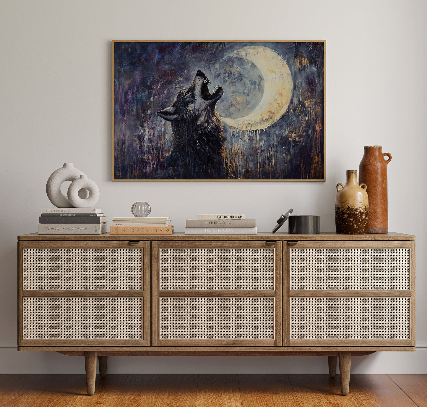Loup solitaire hurlant sous la lune