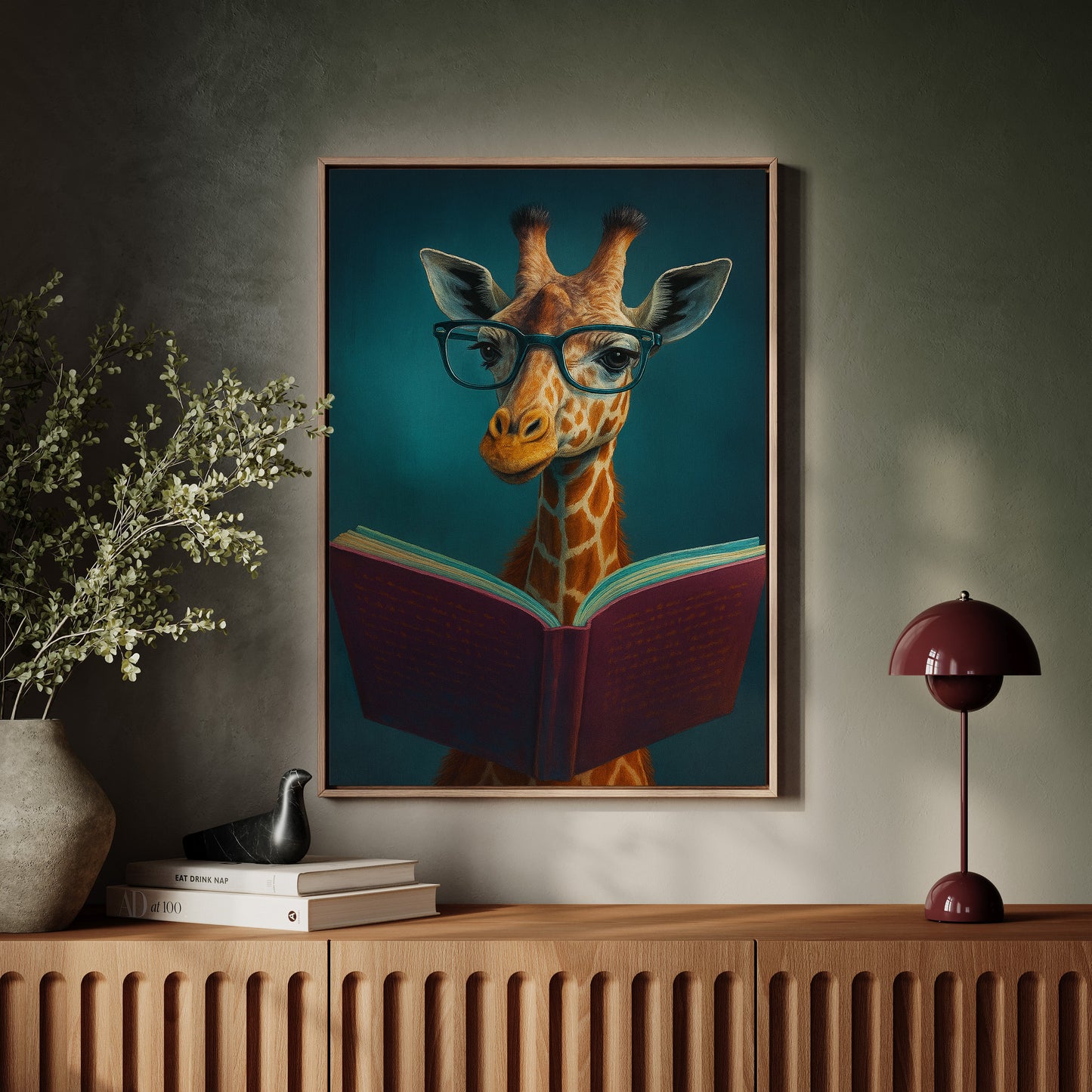 Girafe à lunettes lisant un livre