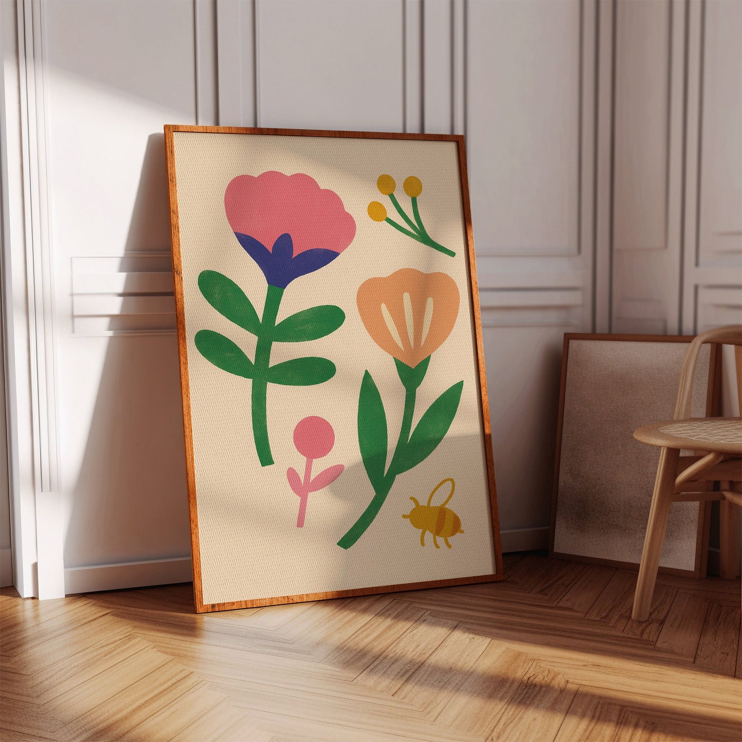 Hummel und Blüten auf Cremefarben