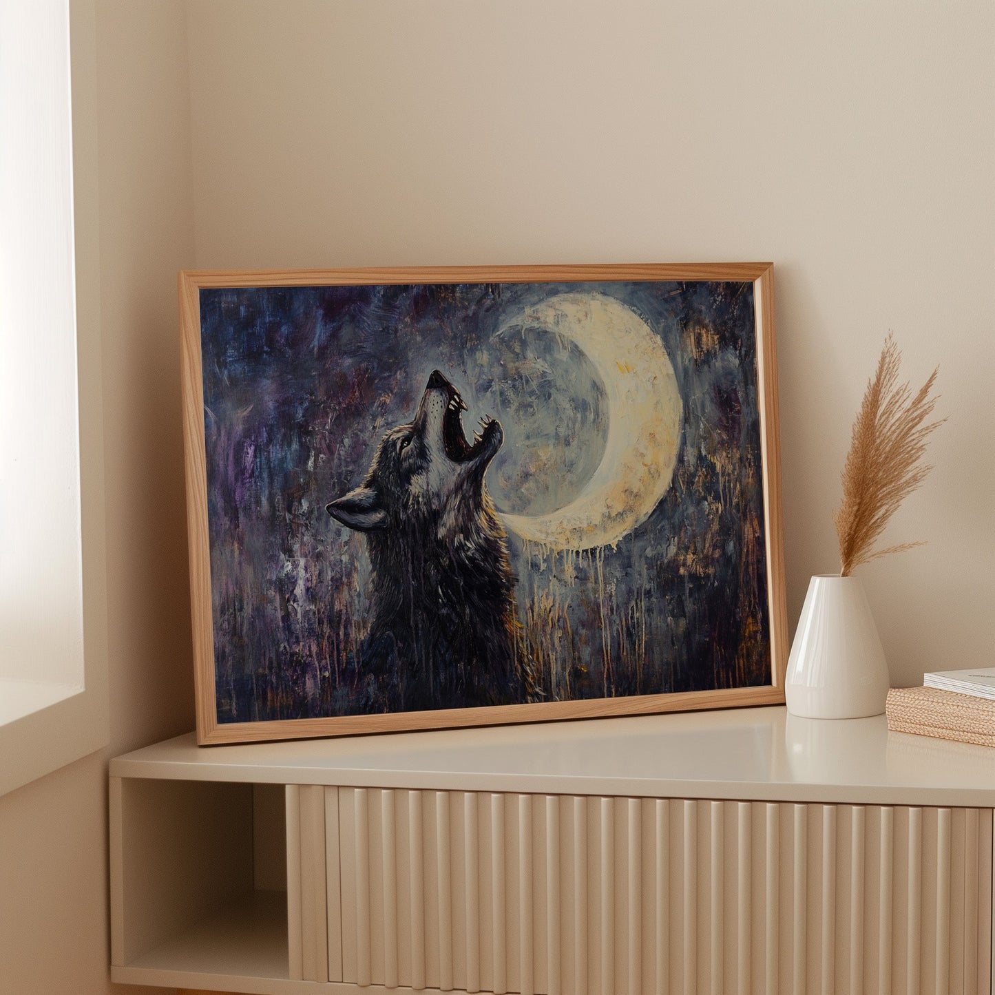 Loup solitaire hurlant sous la lune