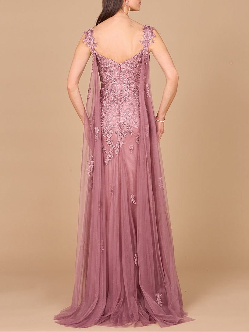 Besticktes Spitzenkleid mit fließenden Umhängen