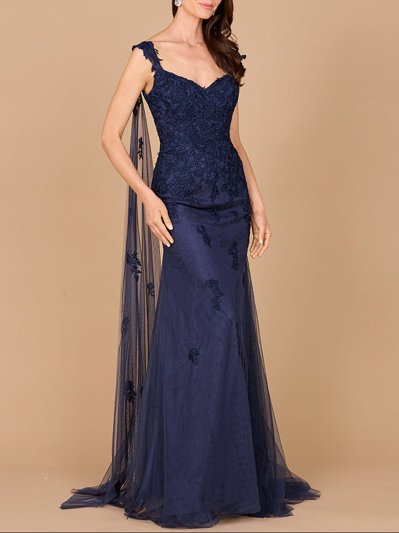 Besticktes Spitzenkleid mit fließenden Umhängen