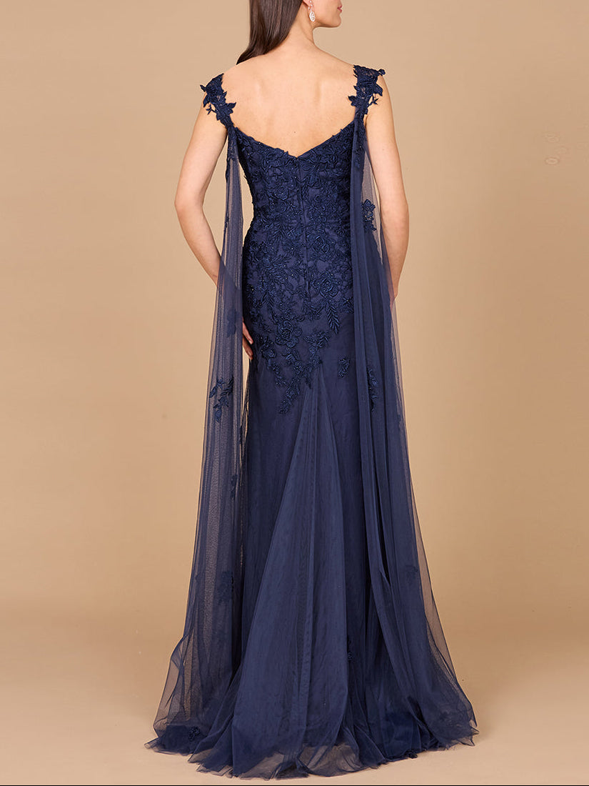 Besticktes Spitzenkleid mit fließenden Umhängen