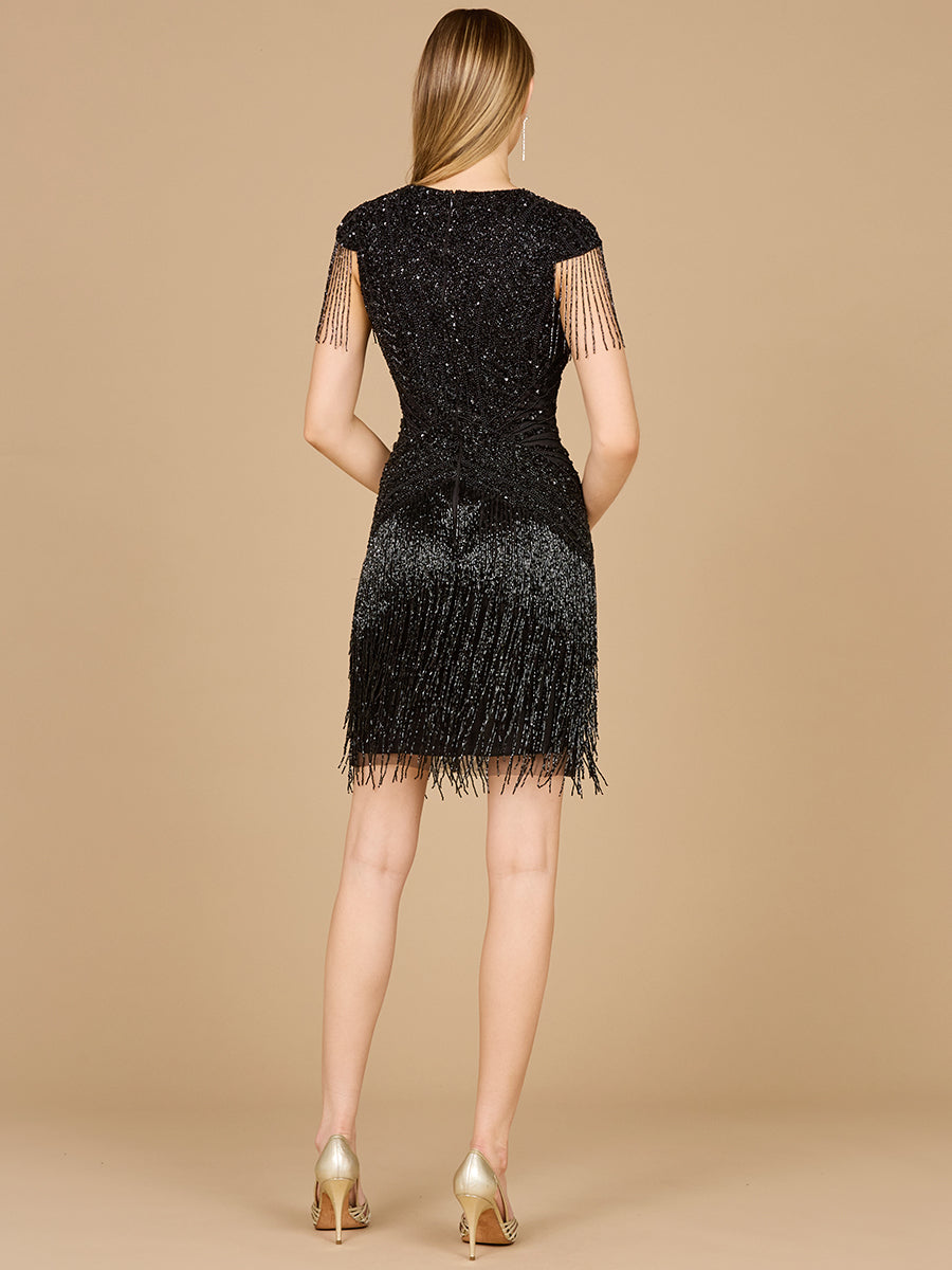 Kurzes Fransenkleid mit Perlenbesatz und kurzen Ärmeln