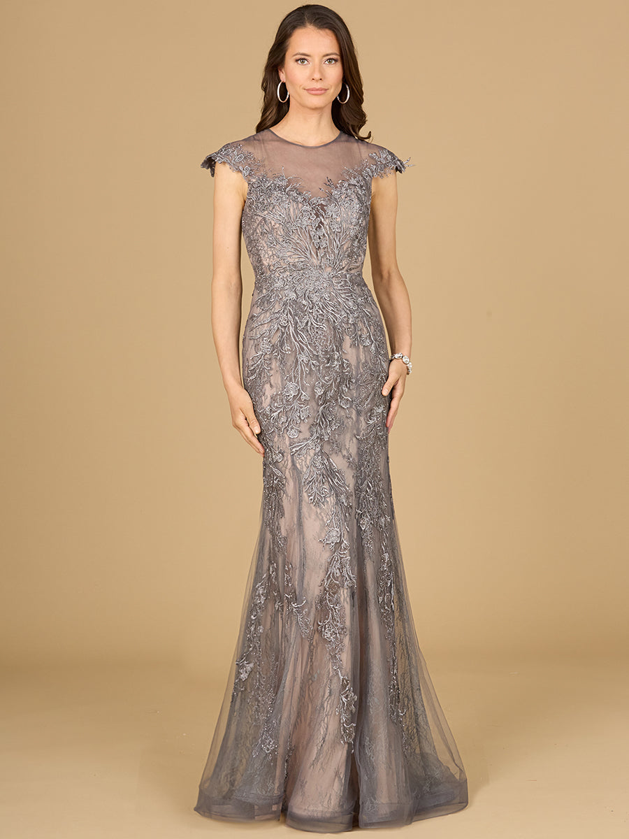 Enges Spitzenkleid mit Flügelärmeln