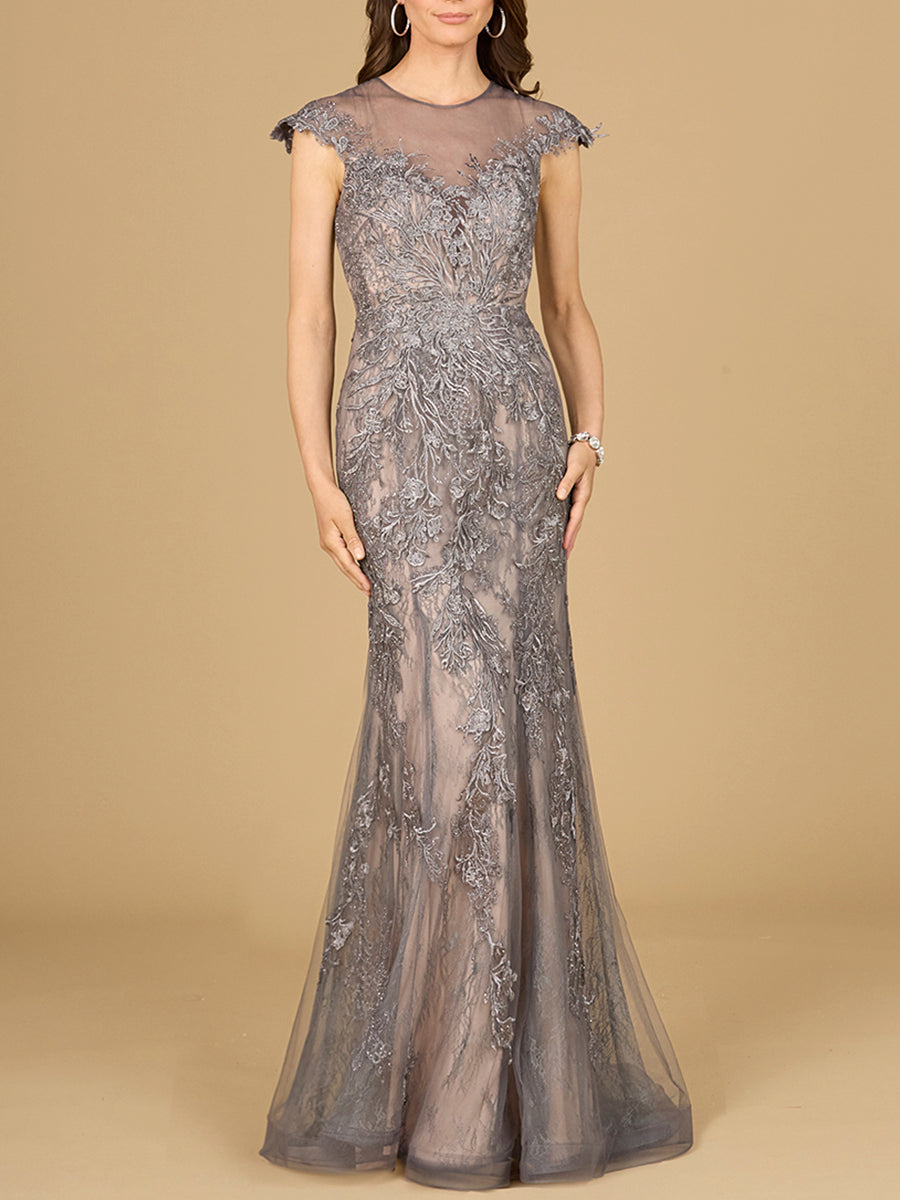 Enges Spitzenkleid mit Flügelärmeln