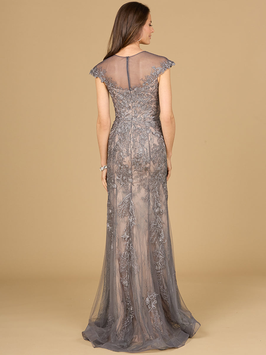 Enges Spitzenkleid mit Flügelärmeln