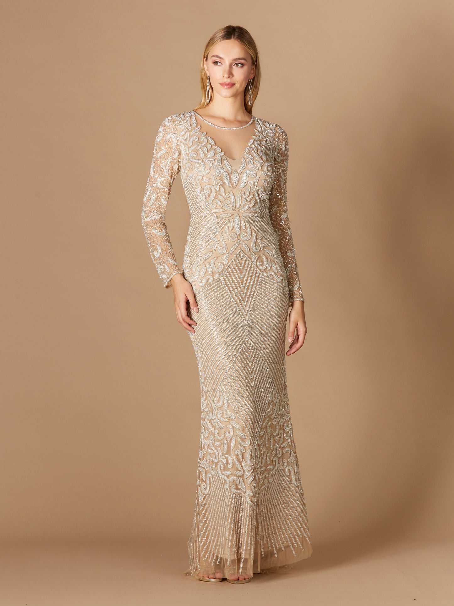 Enganliegendes, langärmeliges, perlenbesetztes Abendkleid