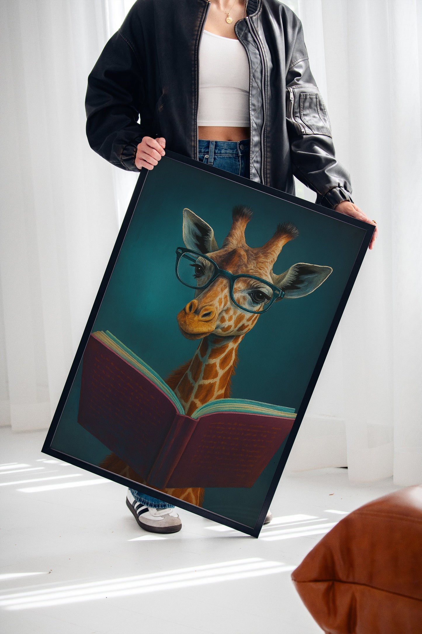 Girafe à lunettes lisant un livre
