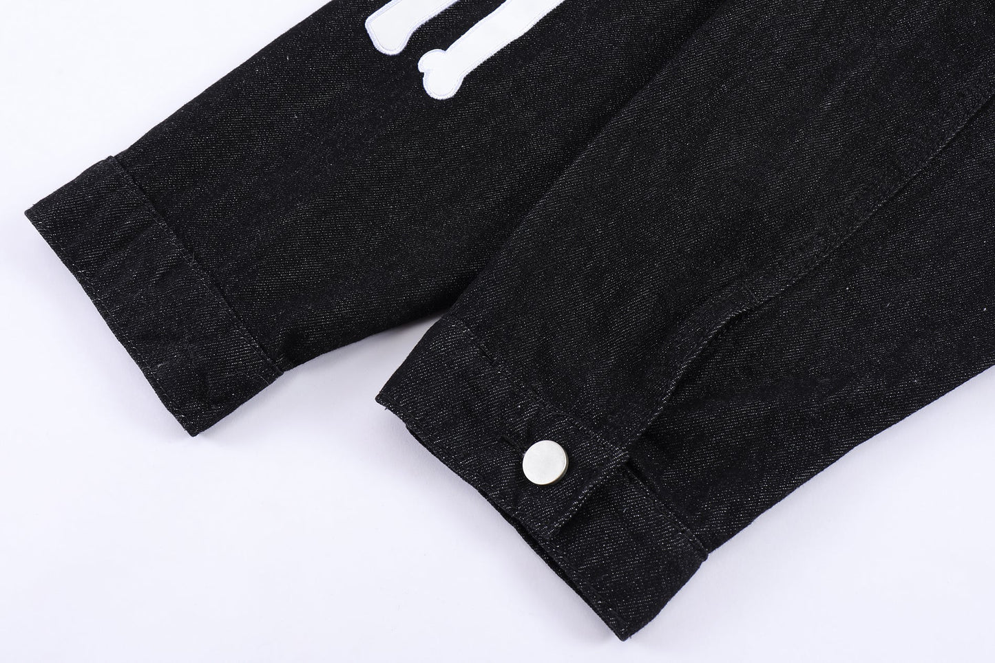 Jeansjacke mit weinendem Skelett