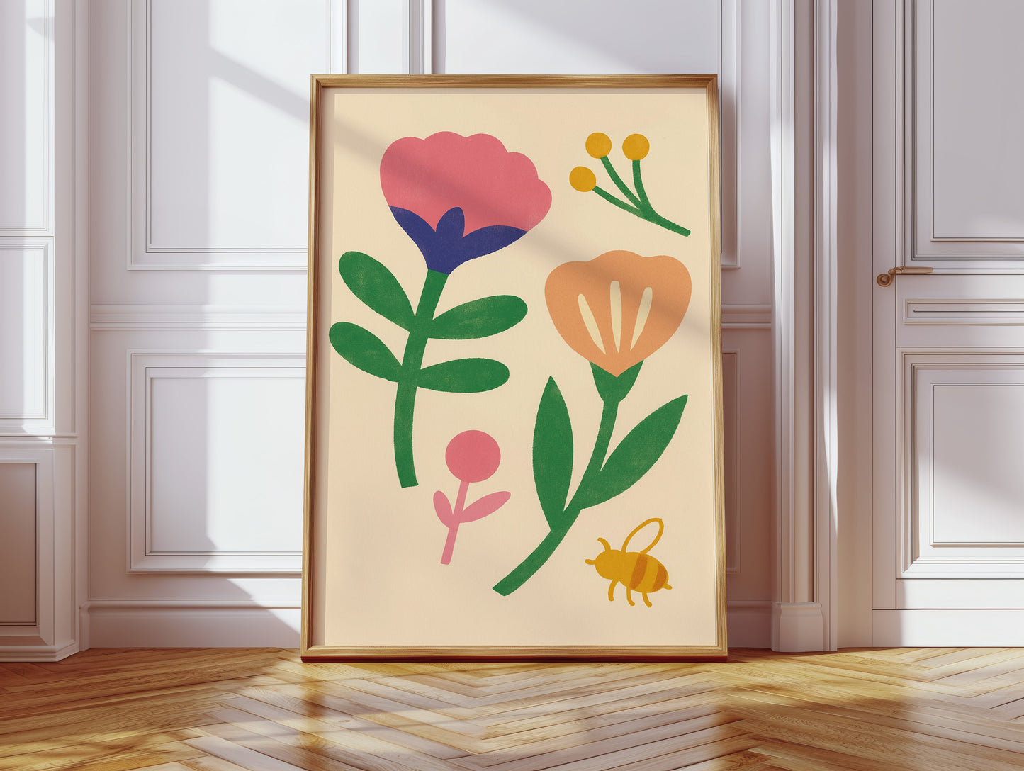 Hummel und Blüten auf Cremefarben