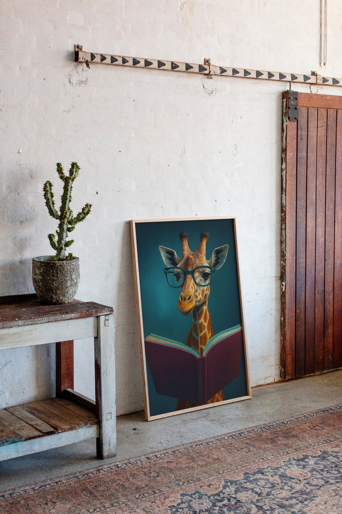 Girafe à lunettes lisant un livre