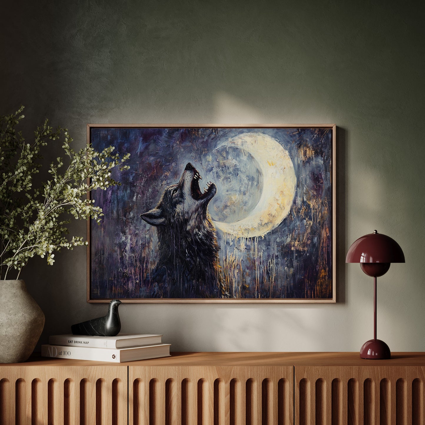Loup solitaire hurlant sous la lune