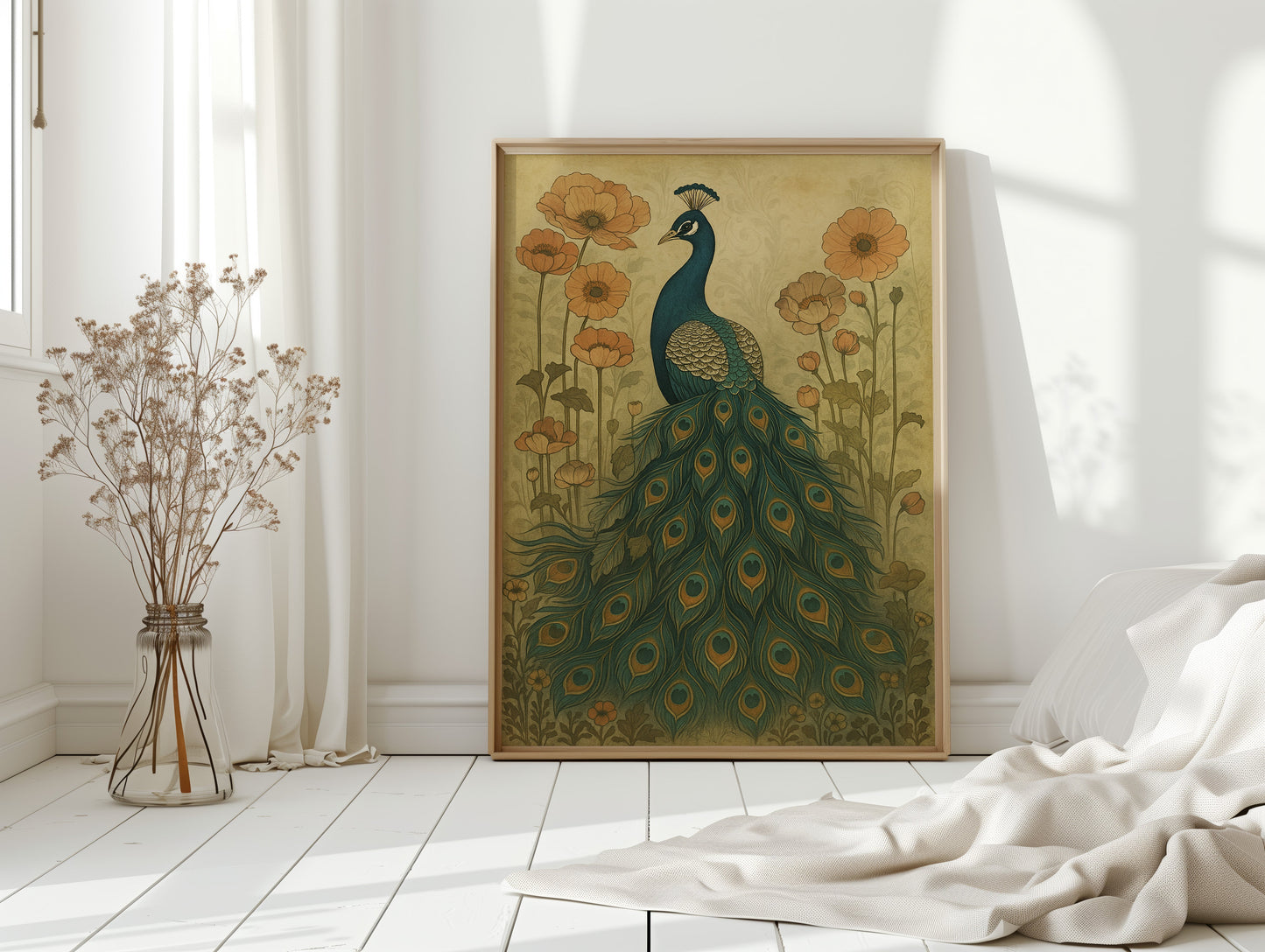 Quiétude du jardin sous le regard d'un paon