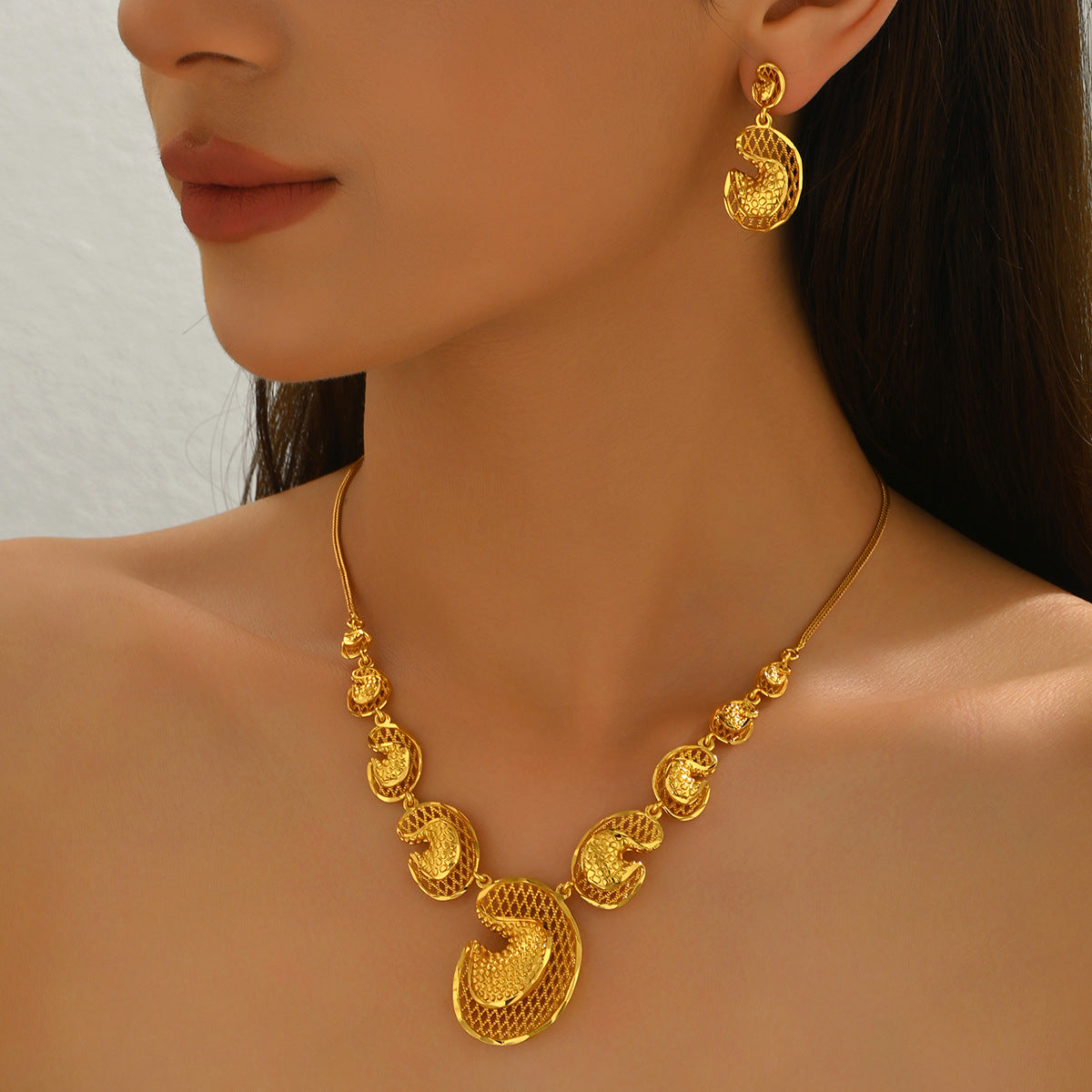 Hot Selling Cross-border European American Women 2Pcs Jewelry Set, Niche Electroplated Gold Metal Design, Light Luxury Matching Necklace & Earrings For Ladies