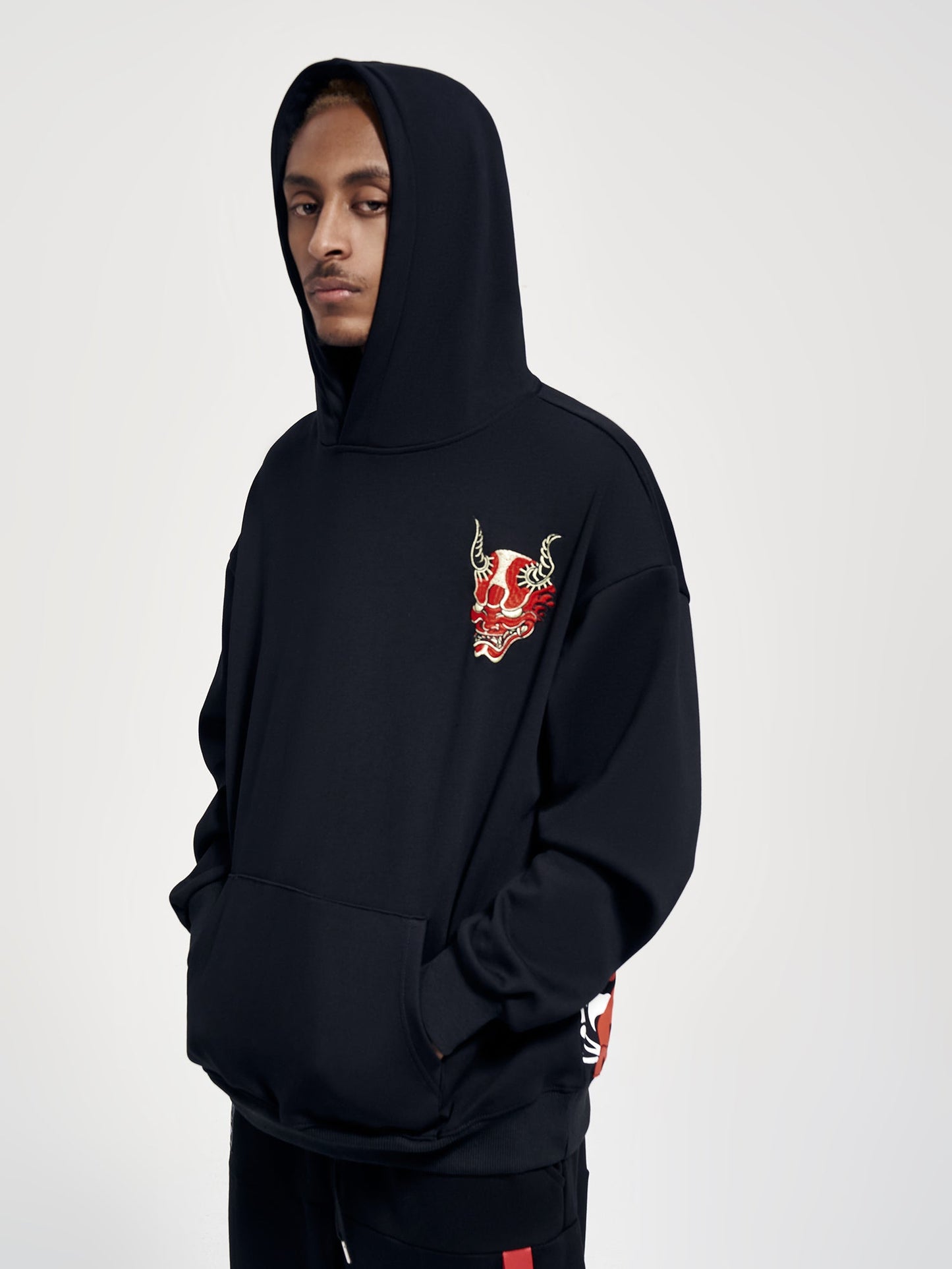 KH9060 Roter Dämon Stickerei Hoodie