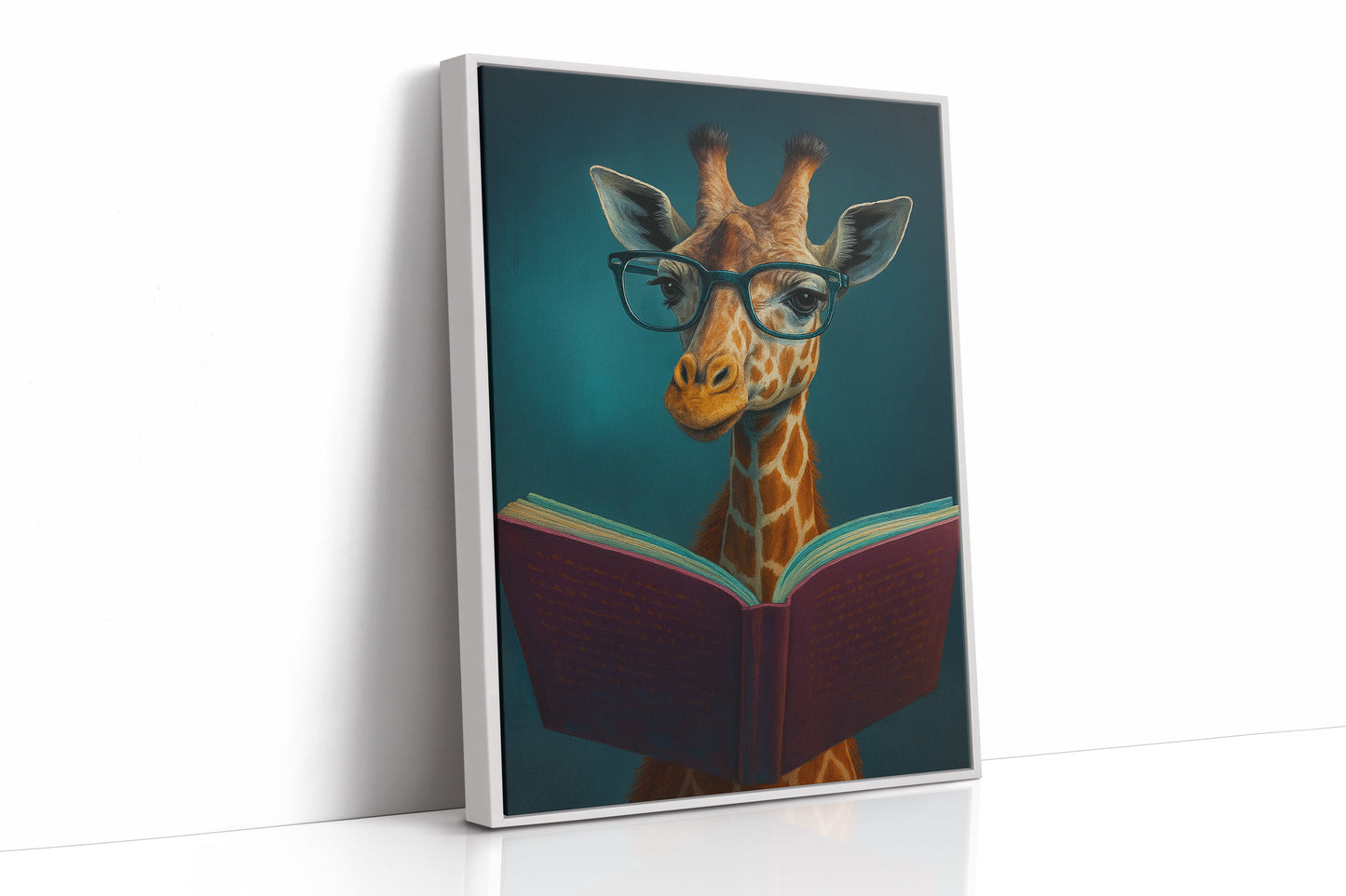 Girafe à lunettes lisant un livre