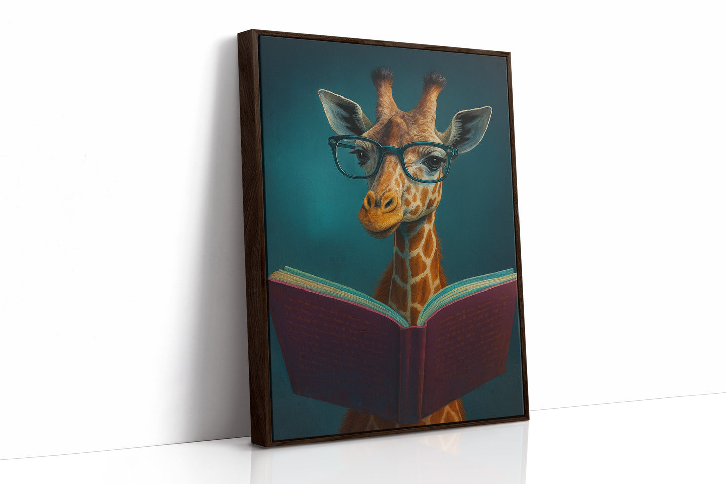 Girafe à lunettes lisant un livre