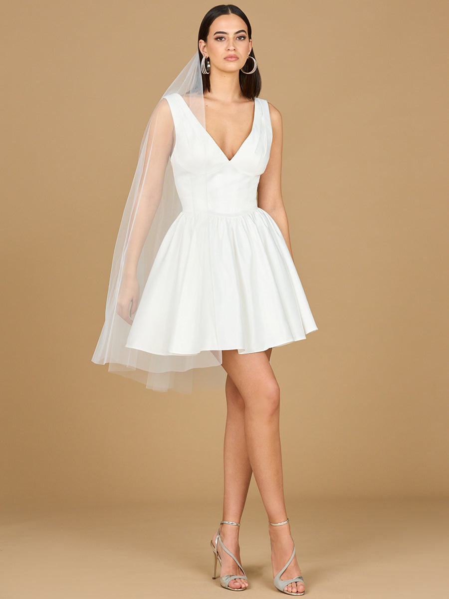 Robe de mariée courte col V, coupe trapèze avec voile