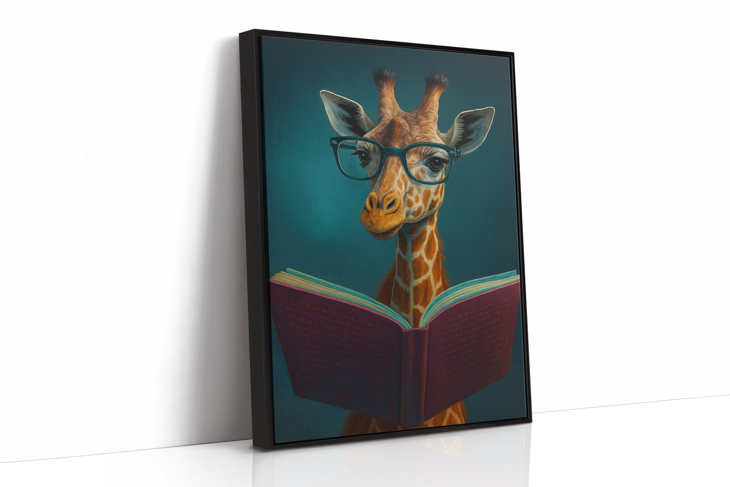 Girafe à lunettes lisant un livre
