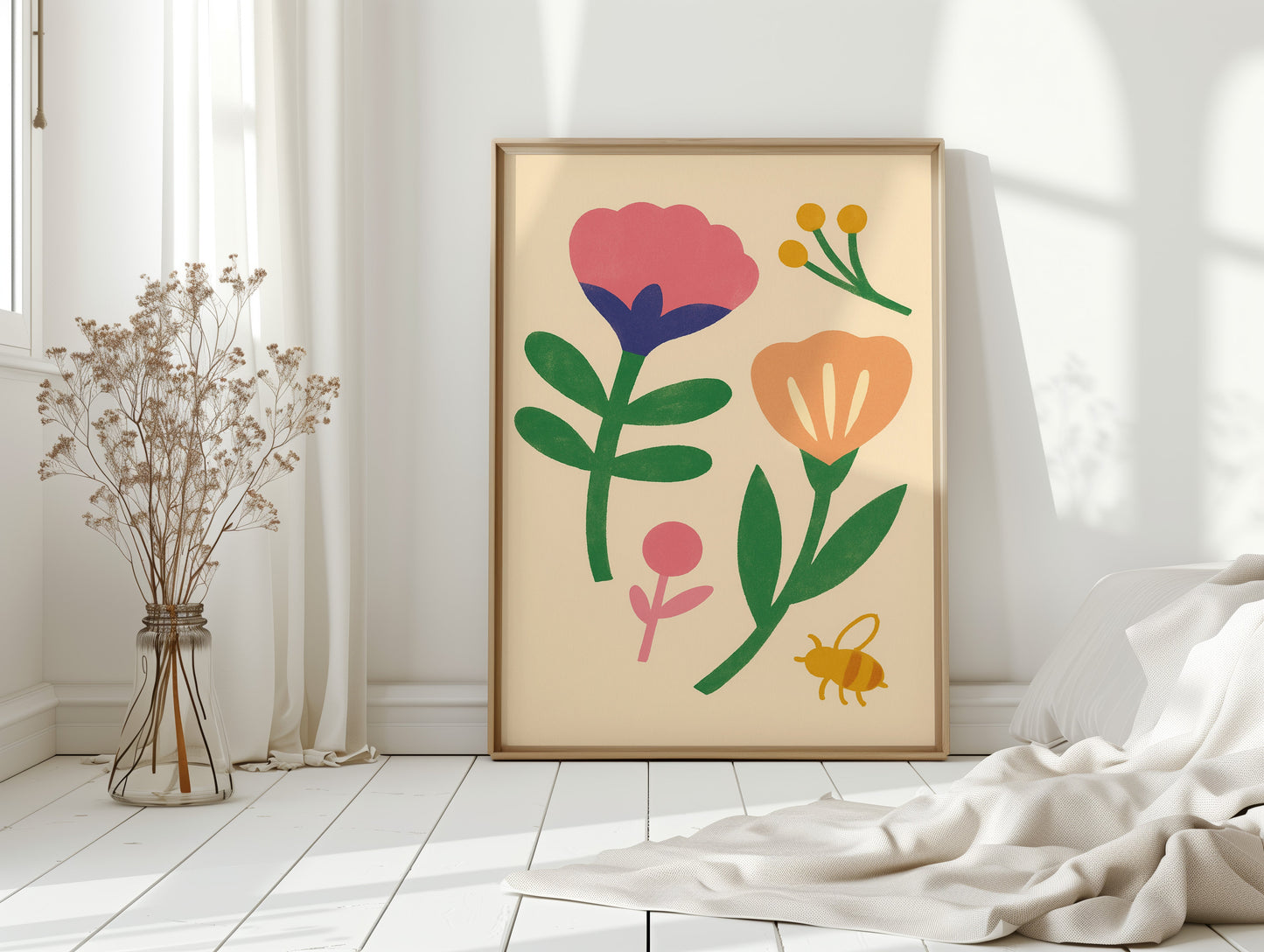 Hummel und Blüten auf Cremefarben