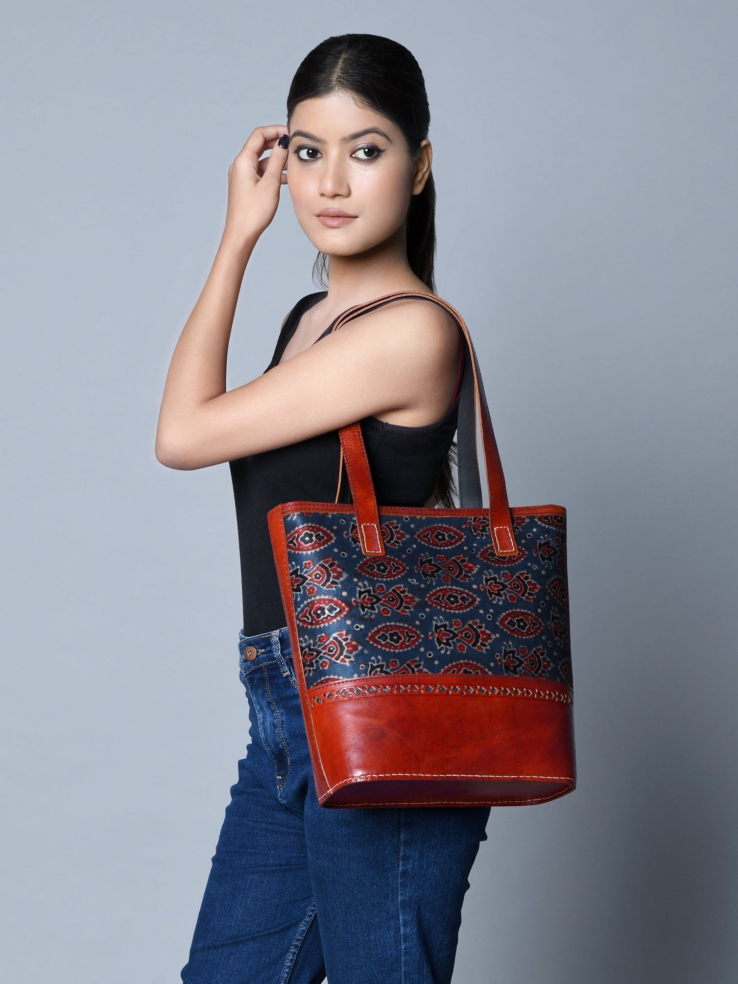 Neela Ajrakh Ledertasche