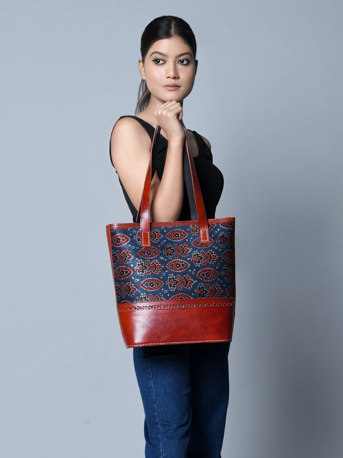 Neela Ajrakh Ledertasche
