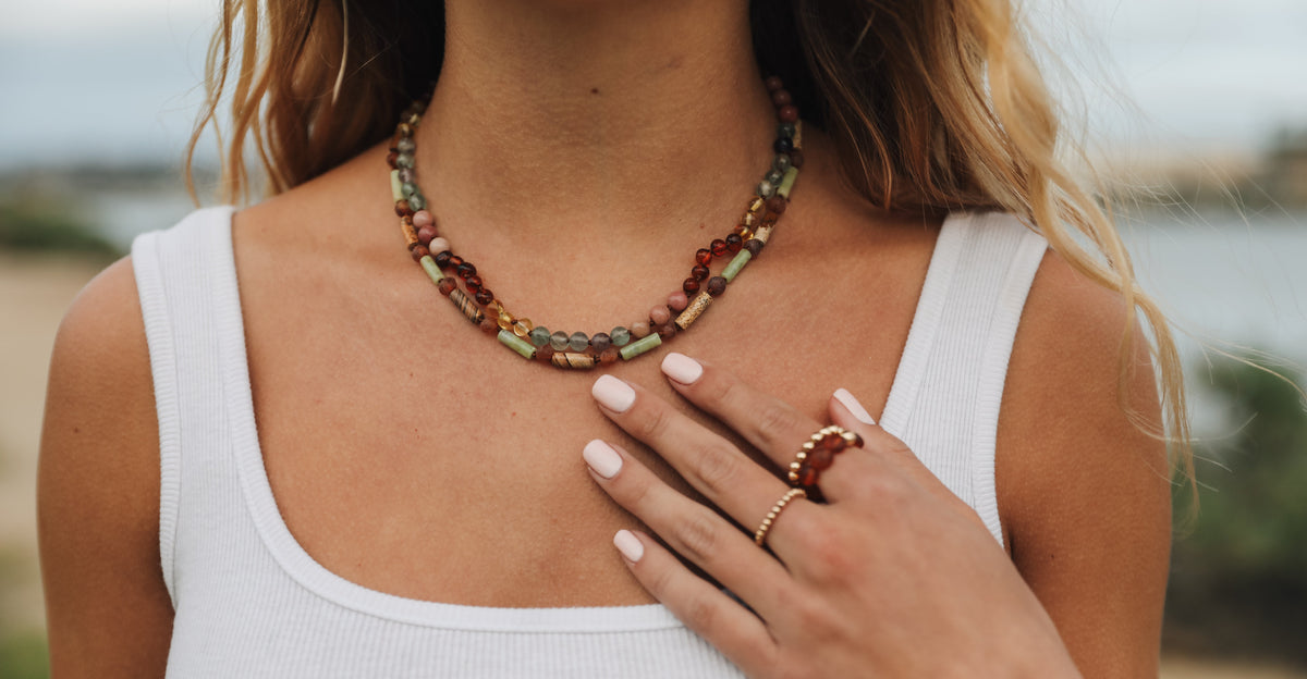 Ambre brut de la mer Baltique + Arc-en-ciel de pierres || Collier