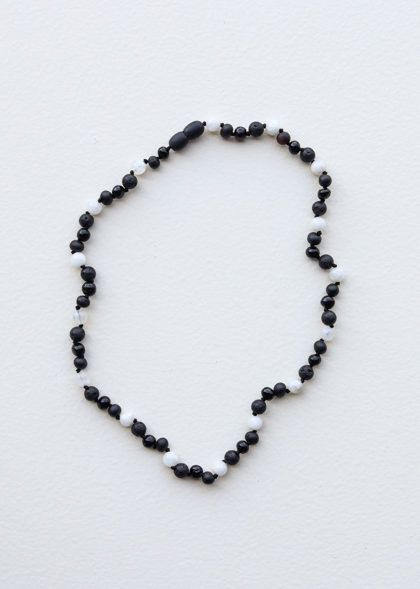 Ambre Noir Brut de la Baltique + Pierre de Lune || Collier