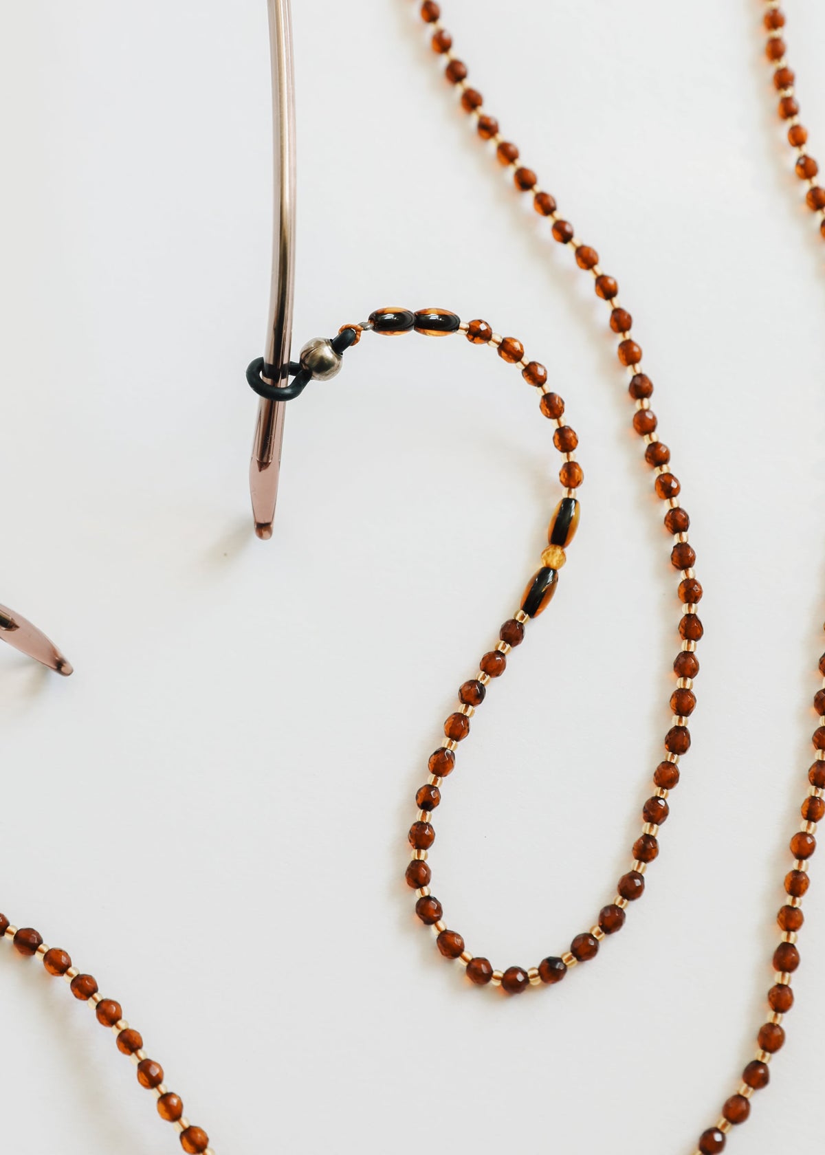 Collier de perles pour lunettes – Ambre de la Baltique et pierre gemme – Cognac naturel