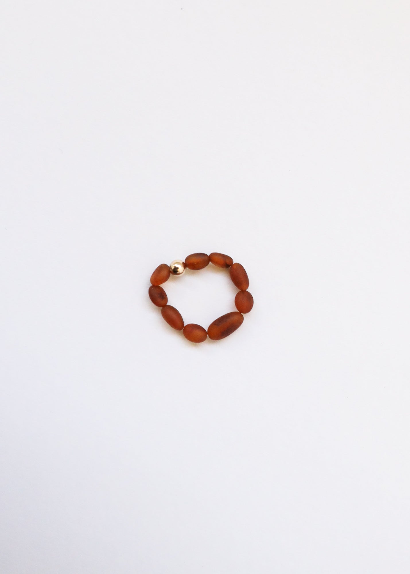 Bague empilable en ambre de la Baltique cognac brut et or 14 carats