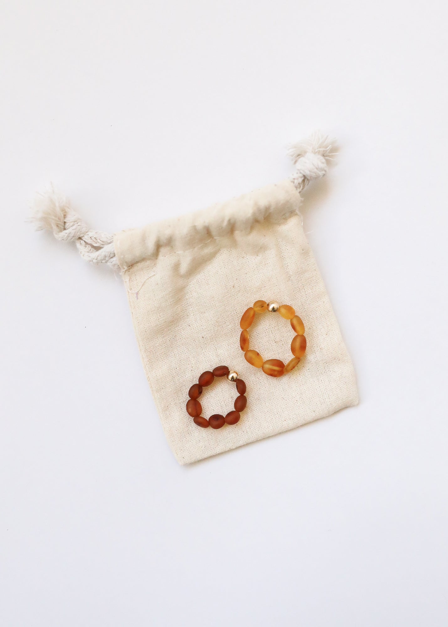 Ambre de la Baltique cognac brut + or laminé 14 carats || Bague élastique perlée