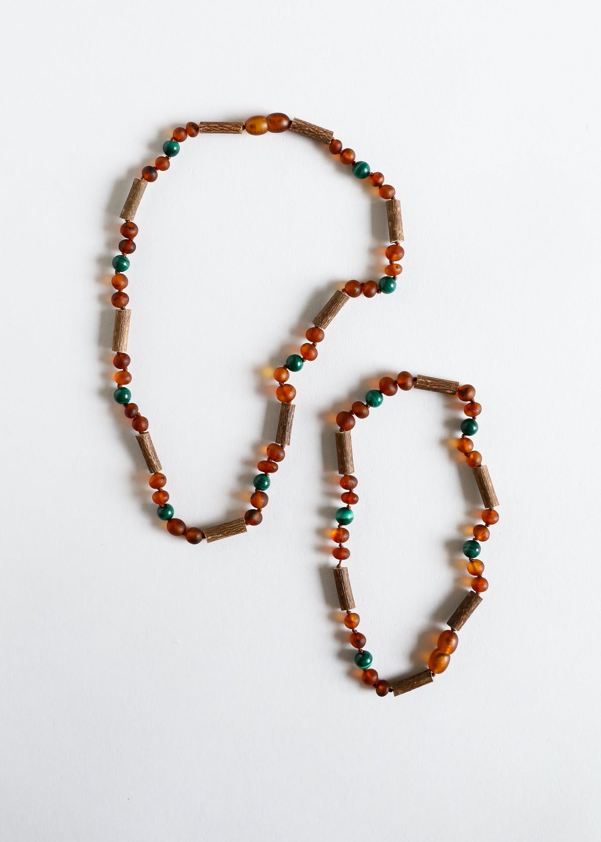 Noisetier || Ambre de la Baltique cognac brut + Malachite || Collier