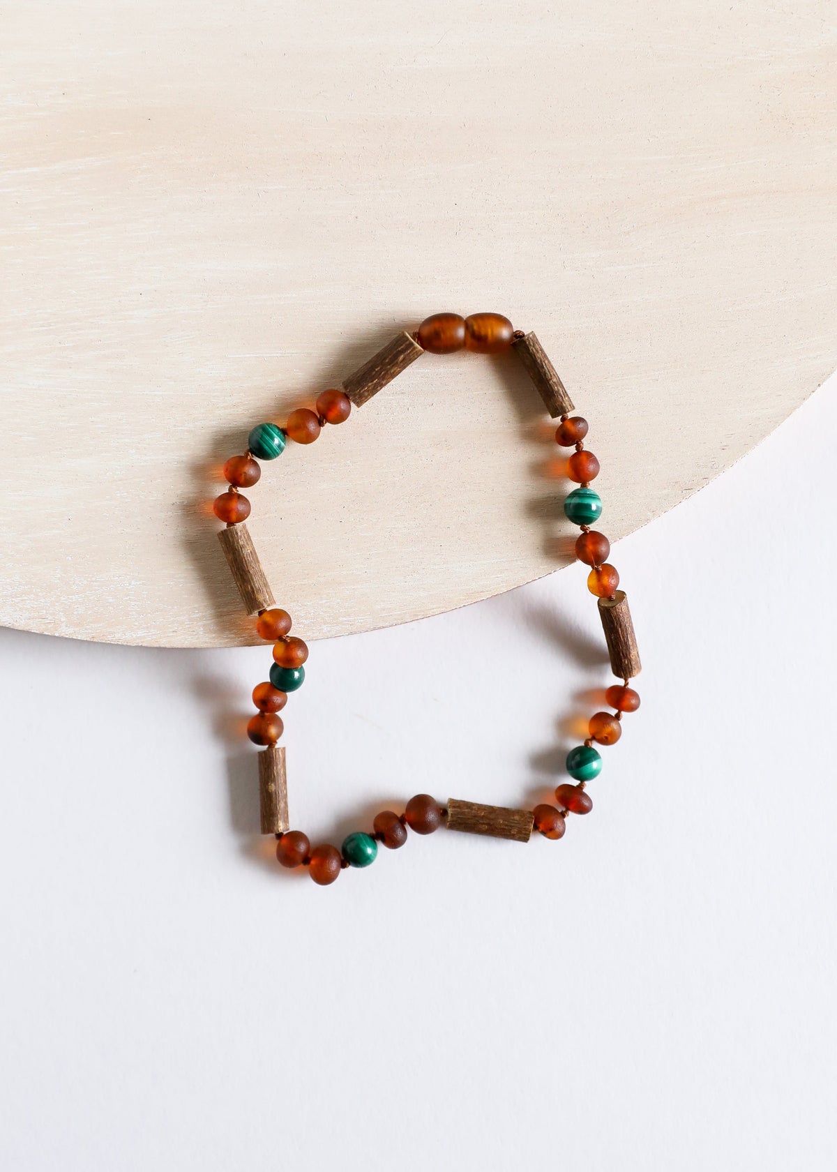 Noisetier || Ambre de la Baltique cognac brut + Malachite || Collier