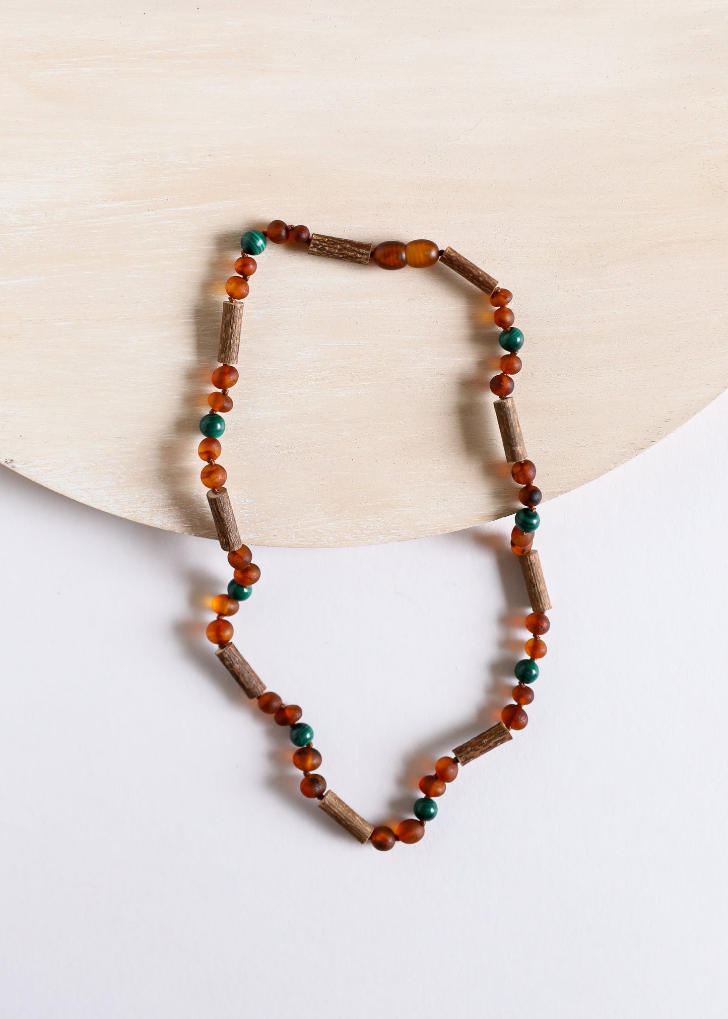 Noisetier || Ambre de la Baltique cognac brut + Malachite || Collier