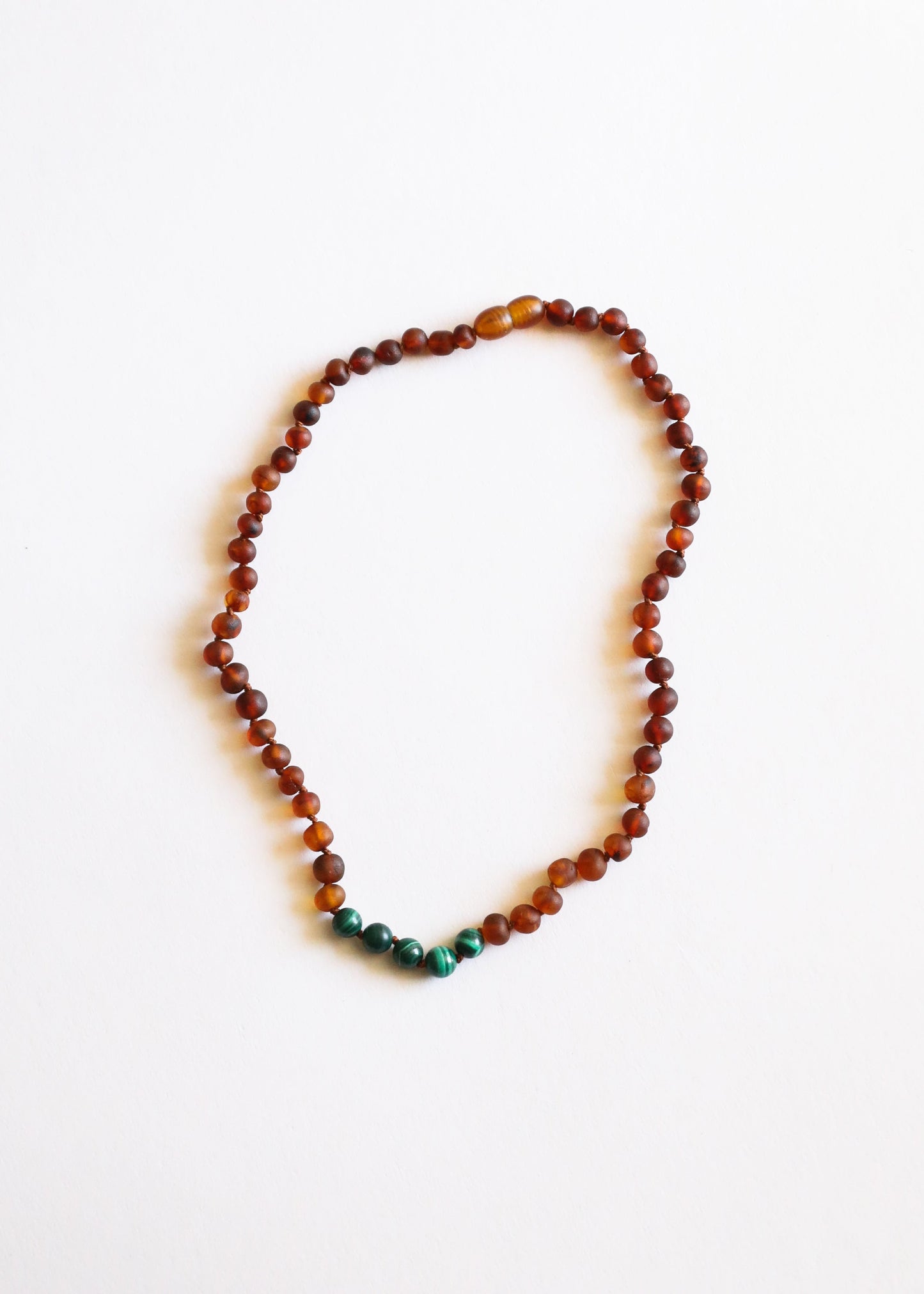 Collier d'ambre de la Baltique brut cognac et de malachite