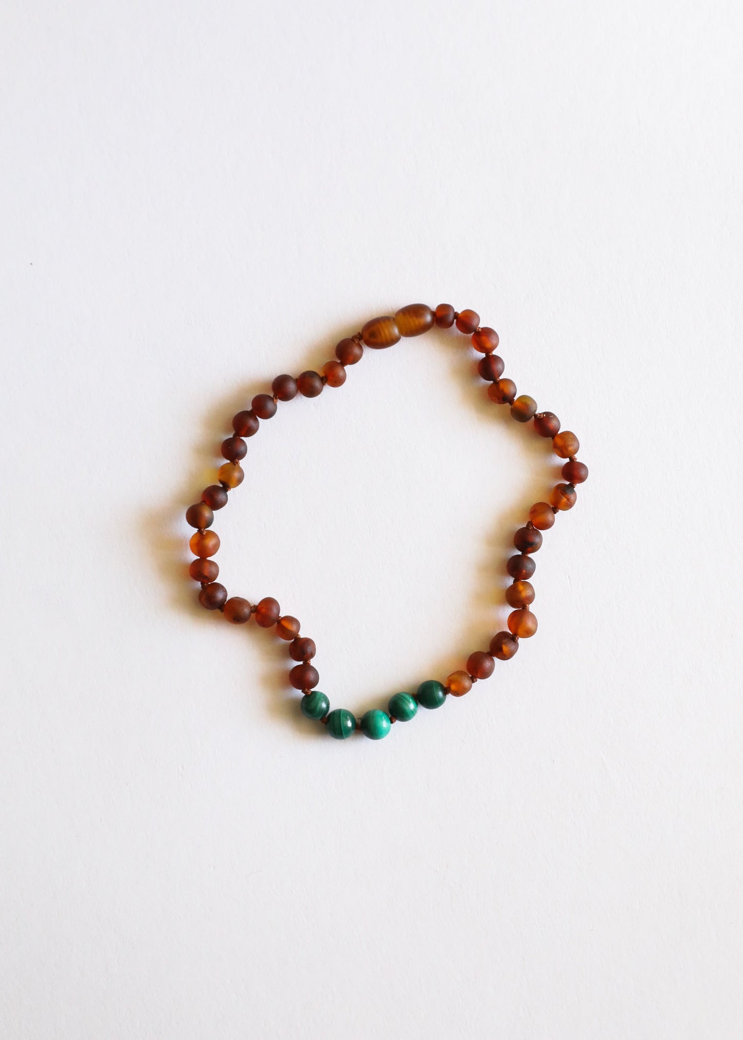 Collier d'ambre de la Baltique brut cognac et de malachite