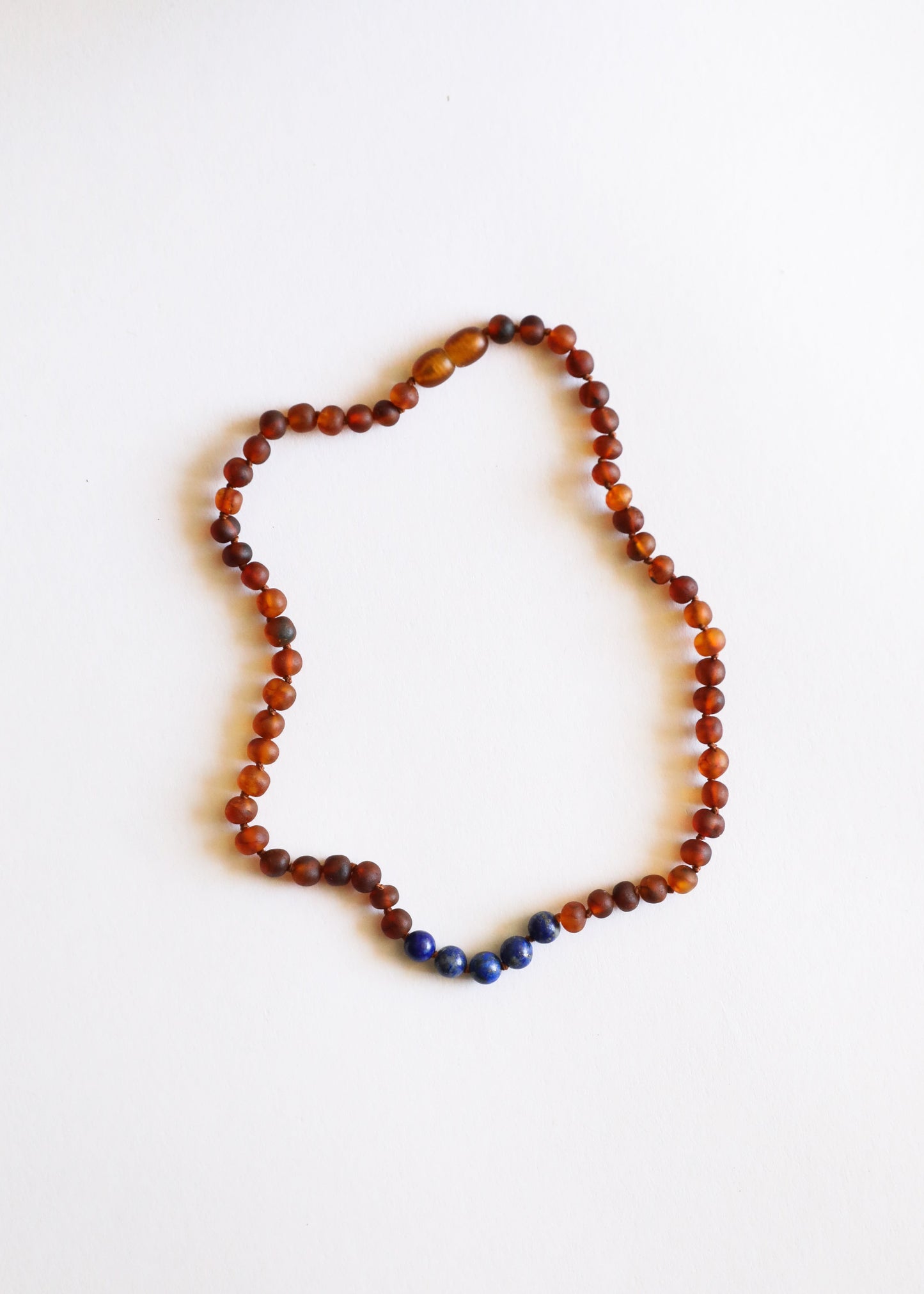 Halskette aus rohem Cognac-Baltischem Bernstein + Lapislazuli