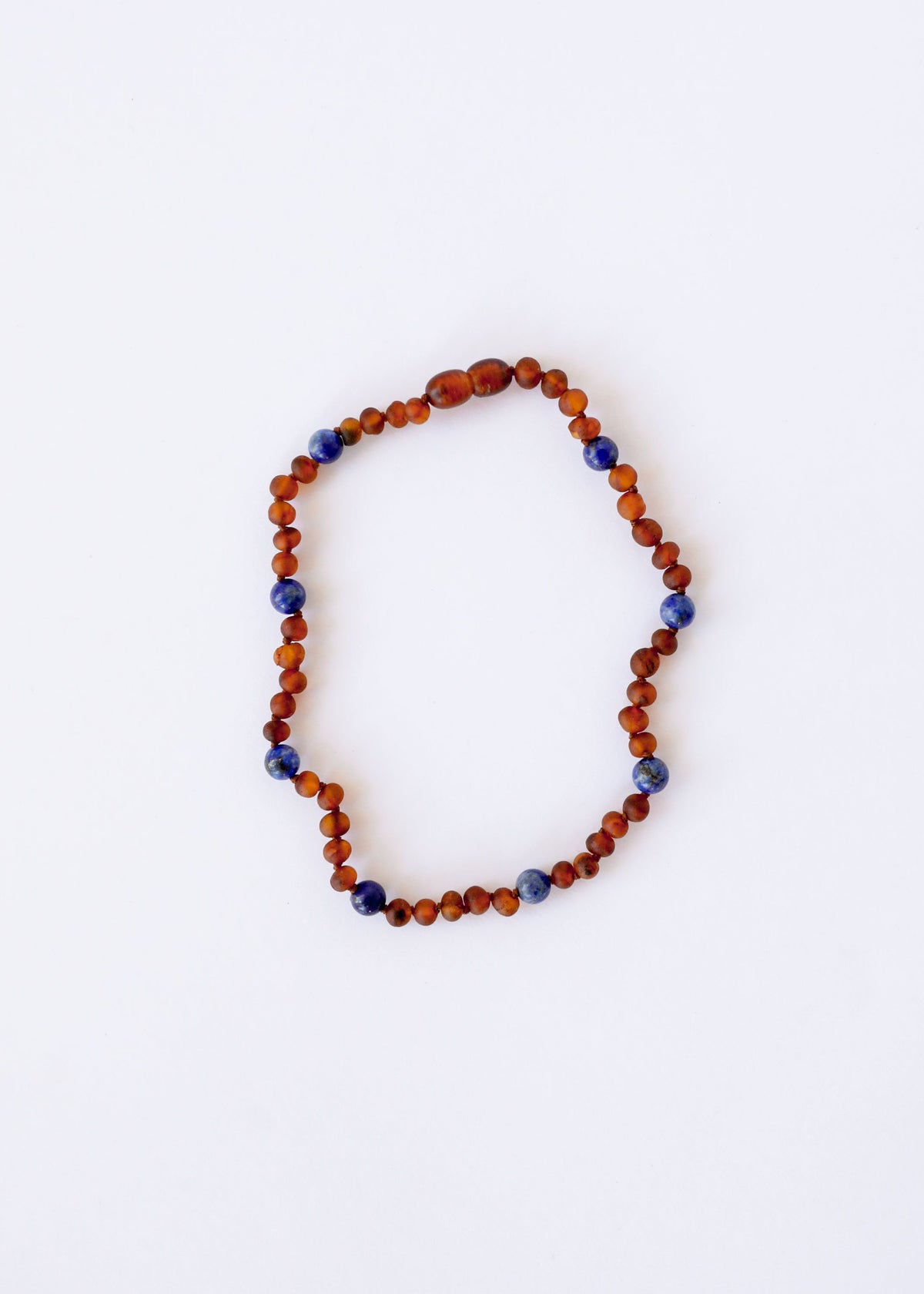 Collier halo en ambre de la Baltique cognac brut et lapis-lazuli