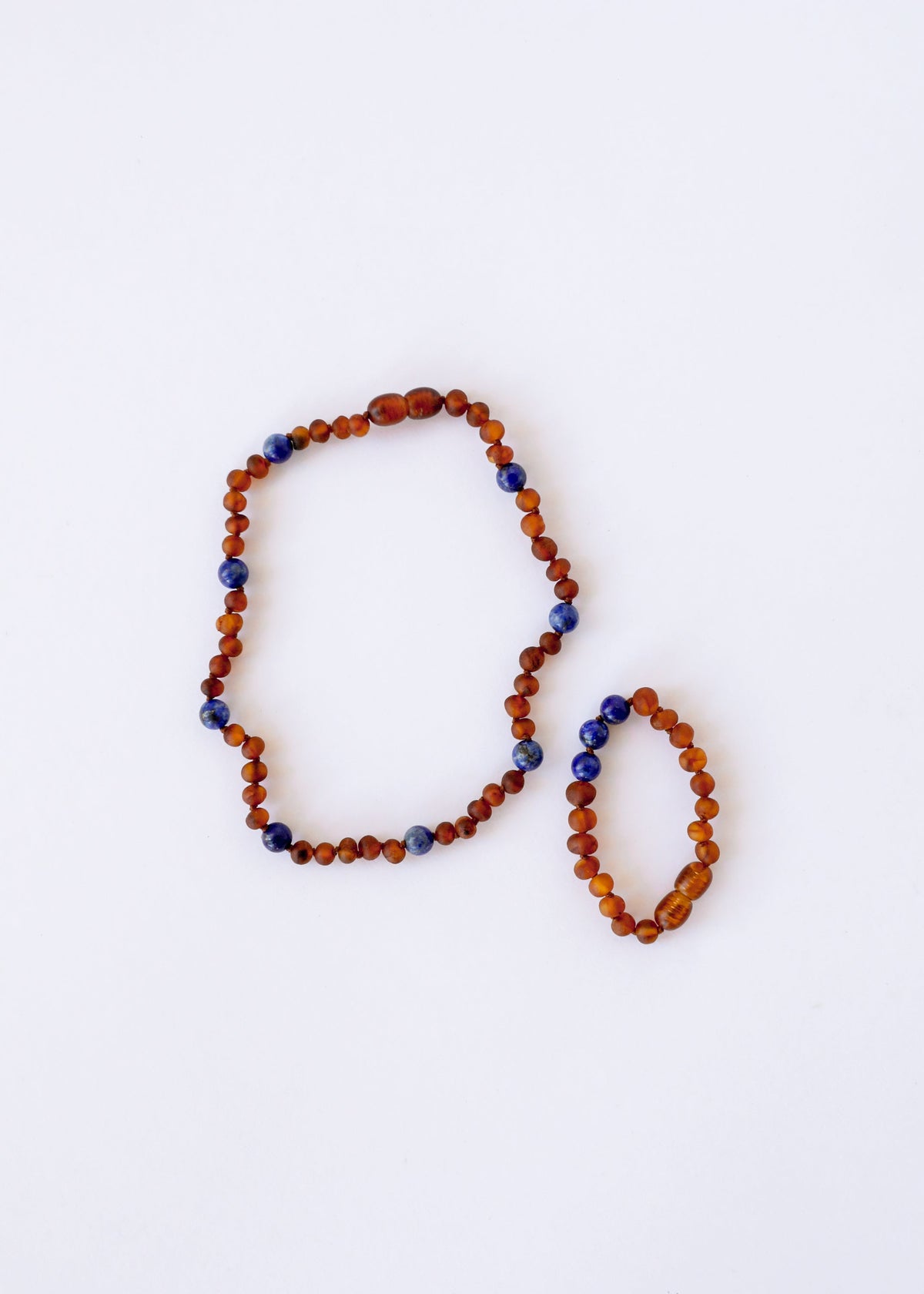 Collier halo en ambre de la Baltique cognac brut et lapis-lazuli