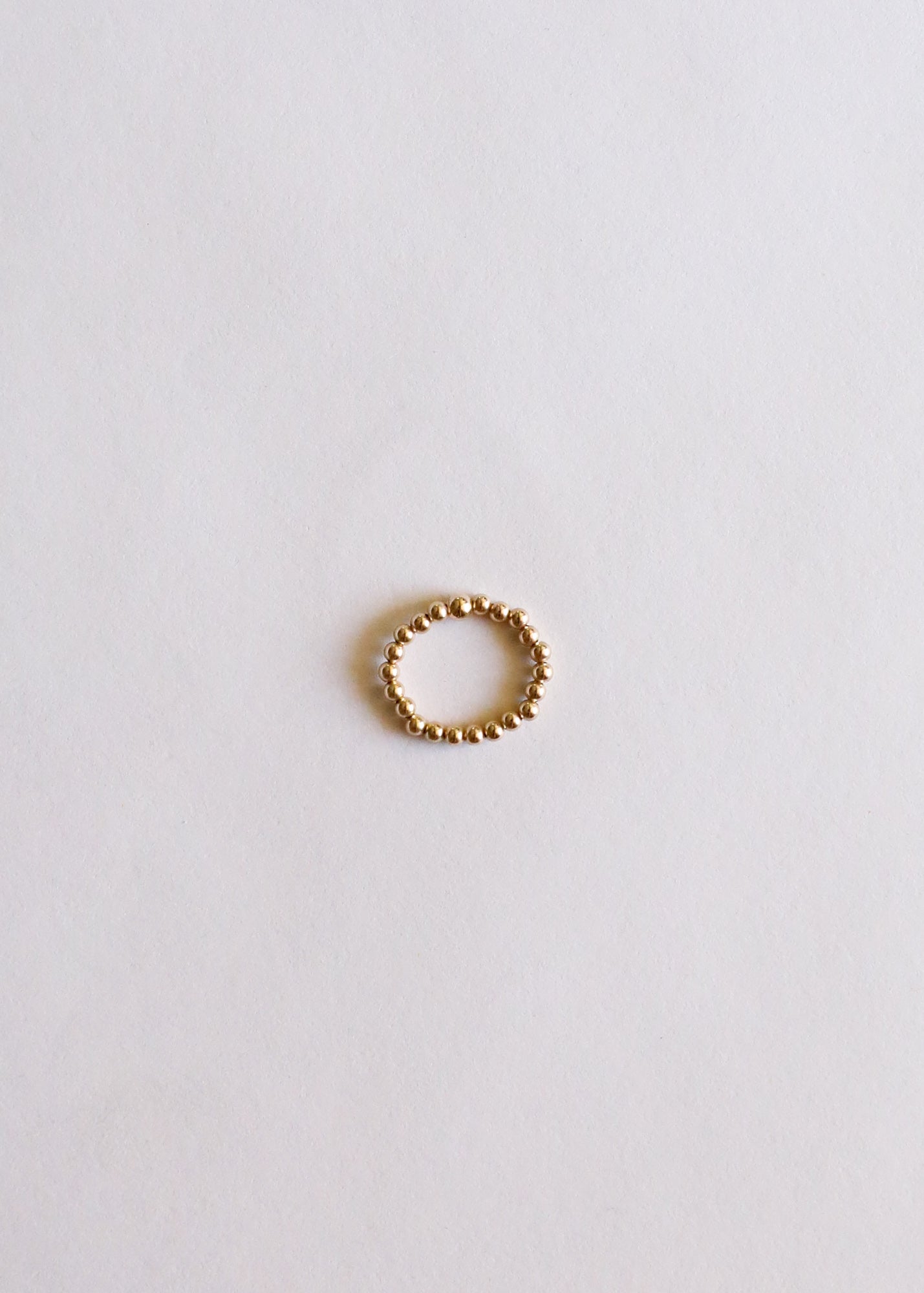 Bague empilable en ambre de la Baltique cognac brut et or 14 carats