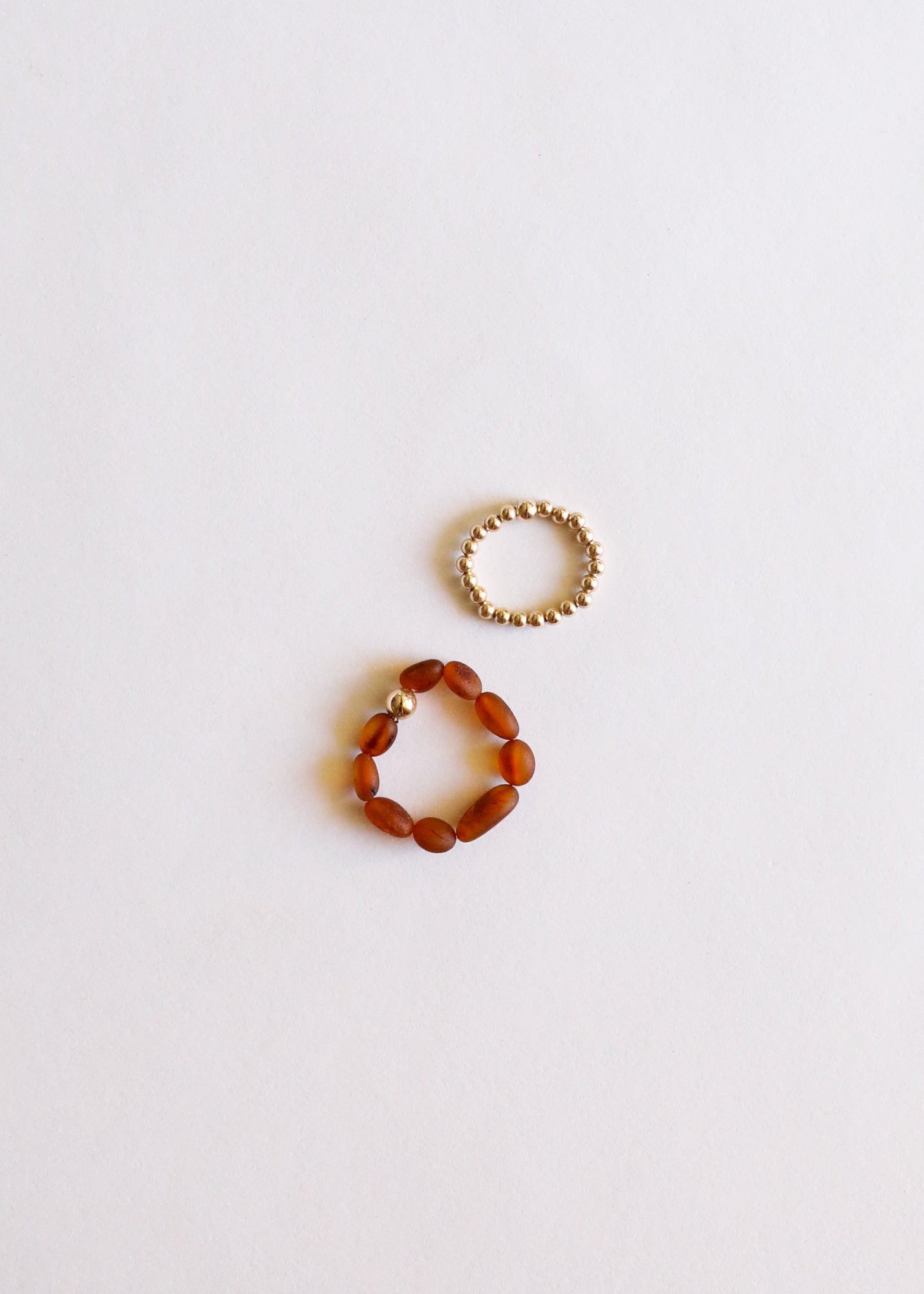 Bague empilable en ambre de la Baltique cognac brut et or 14 carats