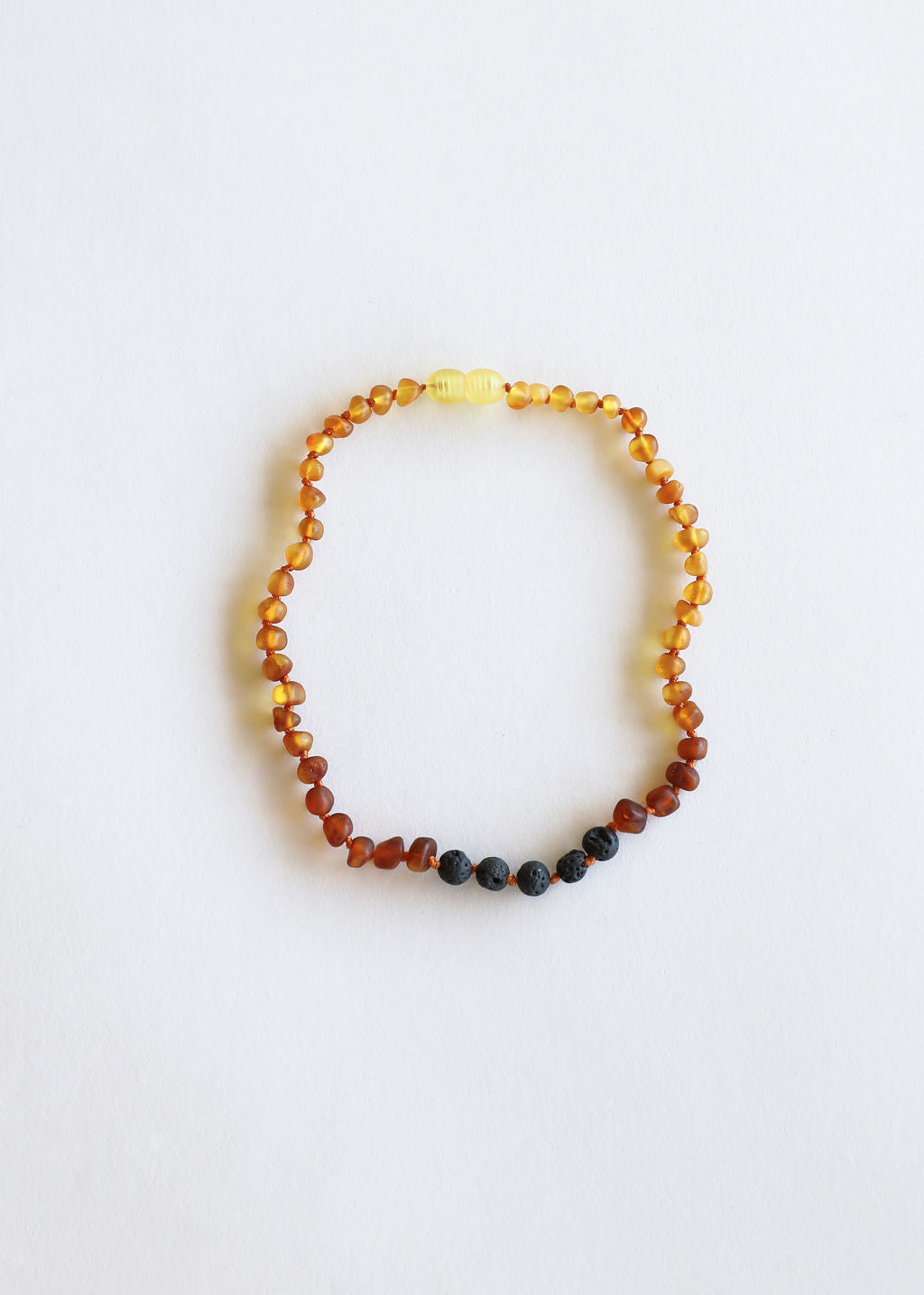 Ambre de la Baltique brut ombré + pierre de lave || Collier