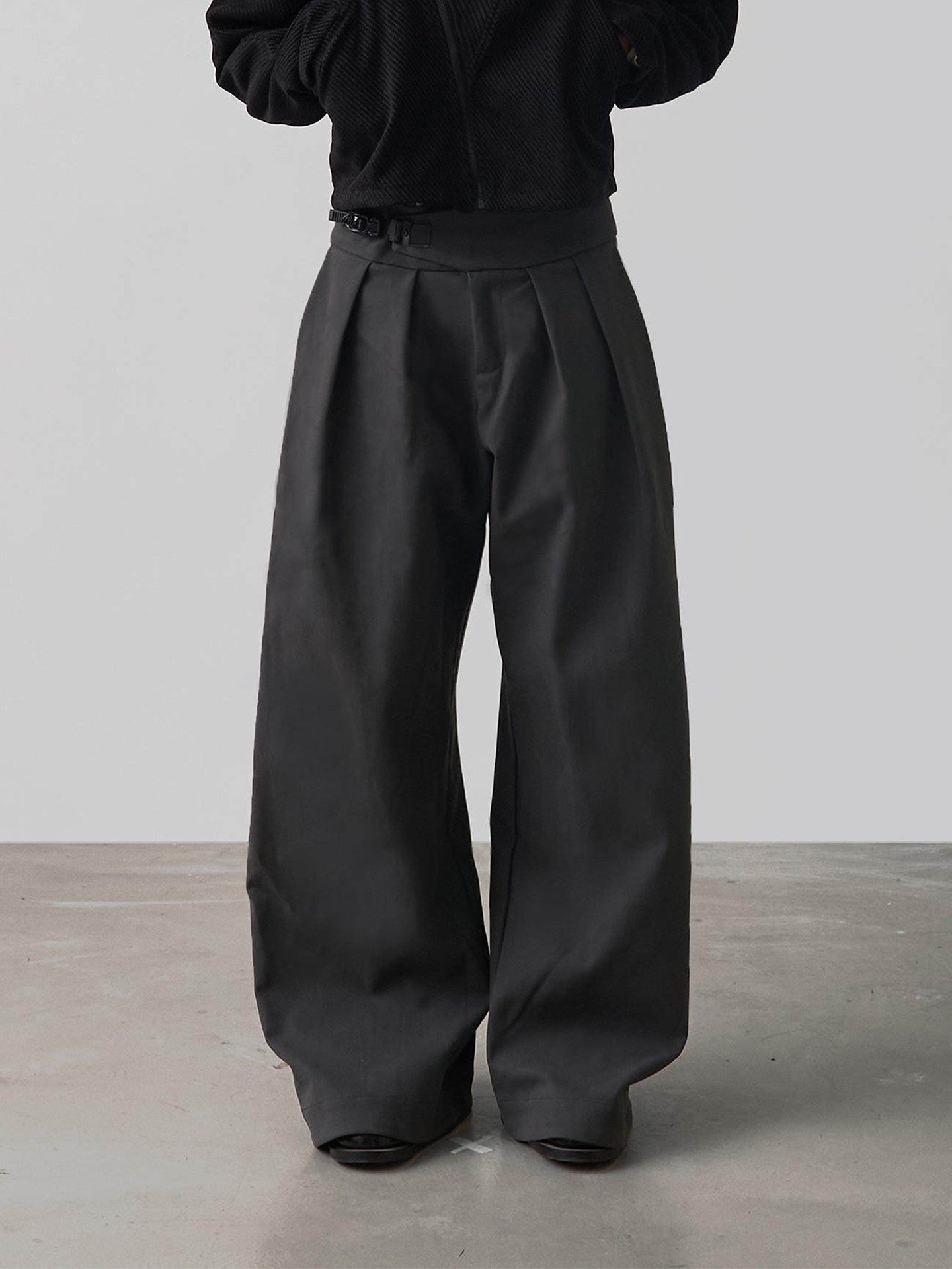 Minimalist-style Mens Tapered Trousers With Double Pleats And A Soft