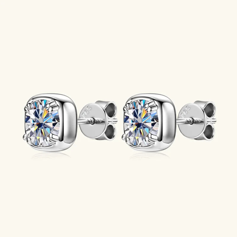 Boucles d'oreilles clous en moissanite ronde 1 carat 6,5 mm, serti carré en argent sterling 925