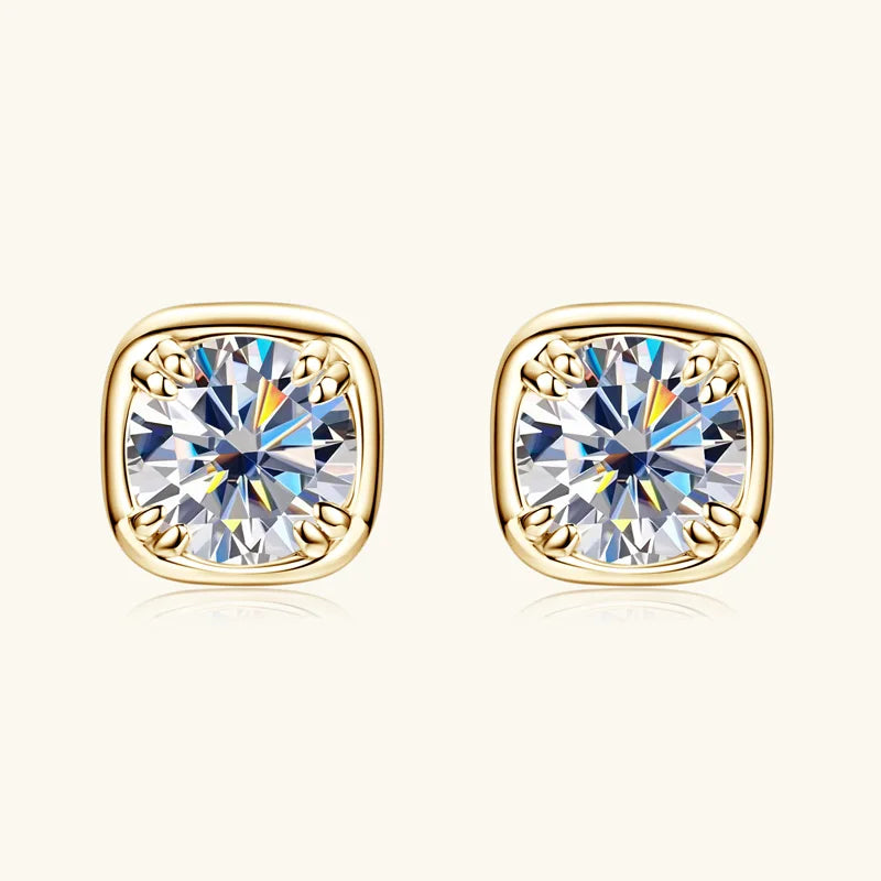 Boucles d'oreilles clous en moissanite ronde 1 carat 6,5 mm, serti carré en argent sterling 925
