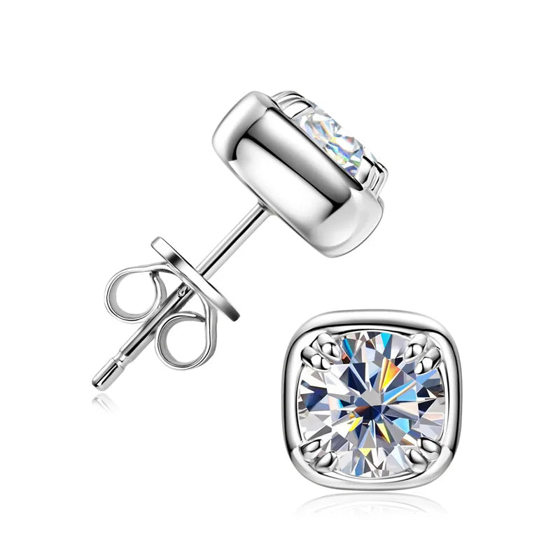 Boucles d'oreilles clous en moissanite ronde 1 carat 6,5 mm, serti carré en argent sterling 925