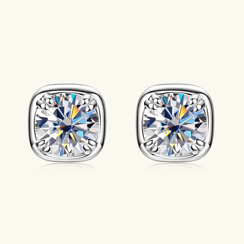 Boucles d'oreilles clous en moissanite ronde 1 carat 6,5 mm, serti carré en argent sterling 925