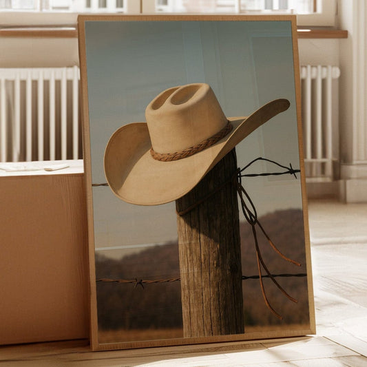 Chapeau de cowboy sur un poteau de clôture